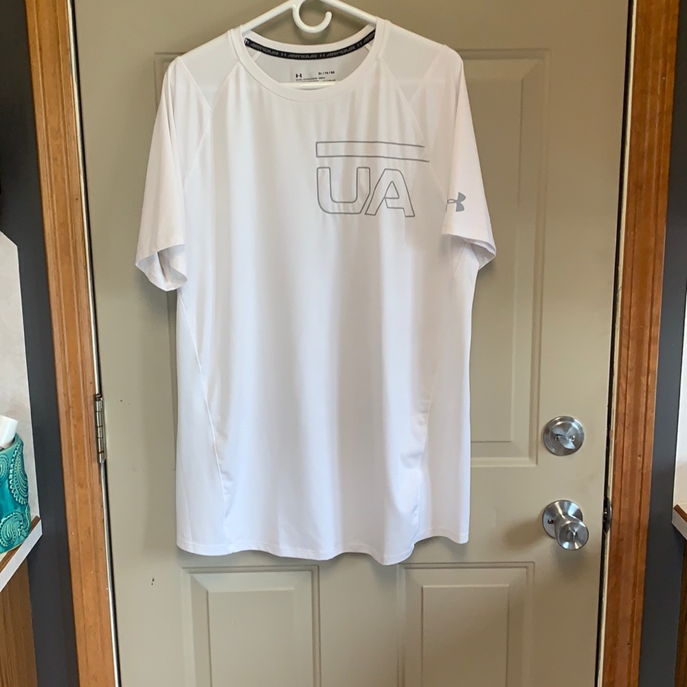 Men’s white Underarmour tee